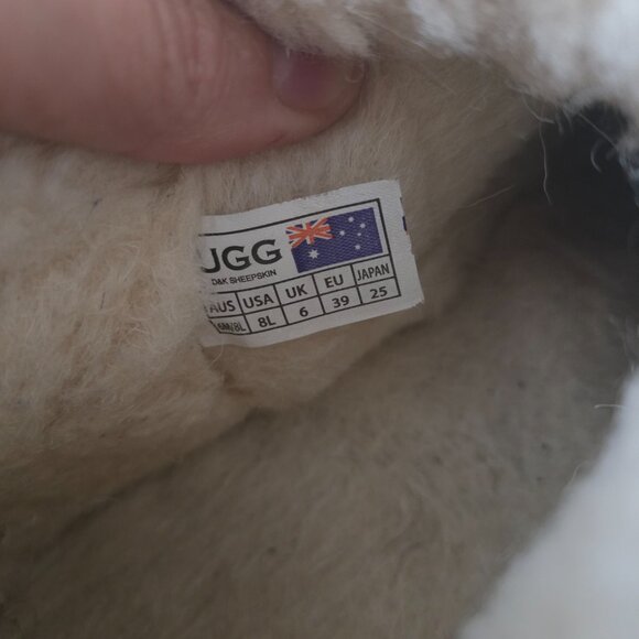 UGG - Picture 7 of 9